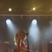 Maisie Peters performing 