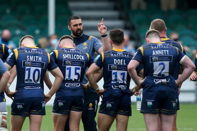 Worcester Warriors head coach Jonathan Thomas leads the team talk in the huddle - Mandatory by-line: Robbie Stephenson/JMP - 29/05/2021 - RUGBY - Sixways Stadium - Worcester, England - Worcester Warriors v Leicester Tigers - Gallagher Premiership Rugby.