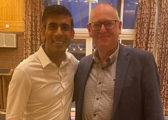 Ledbury Reporter: Rishi Sunak and Philip Robinson at a Tory party rally